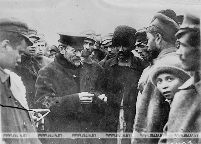М.И. Калинин беседует с белорусскими крестьянами. 1919 год