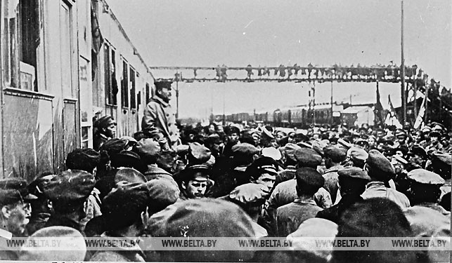 Выступление М. И. Калинина на митинге рабочих и красноармейцев на вокзале Гомеля. 1919 год