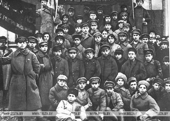 Группа витебских комсомольцев, отправляющихся на фронты Гражданской войны по комсомольской мобилизации. 1919 год