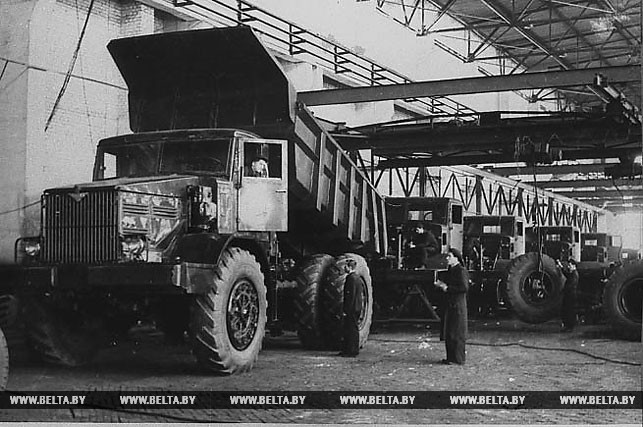 Минский автозавод. Сборка 25-тонных МАЗов. Октябрь 1956 года