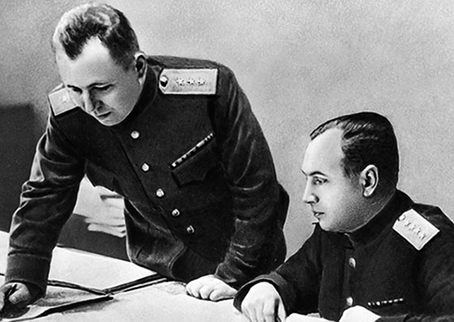 Першы намеснiк начальнiка Генеральнага штаба А.Антонаў (справа) i начальнiк Аператыўнага ўпраўлення Генштаба С.Штаменка 1944г.