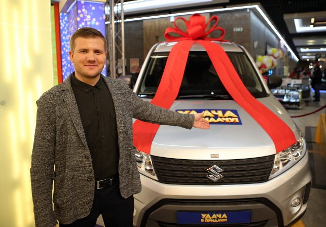 Сотрудник агентства недвижимости Дмитрий Алисейко определил владельца серебристого "Сузуки Витара" – автомобиль стал принадлежать Ольге Королевой из Минска.