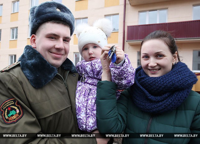 Ключи от новой квартиры в руках командира взвода Александра Телицы и его жены Снежаны с дочерью Александрой.