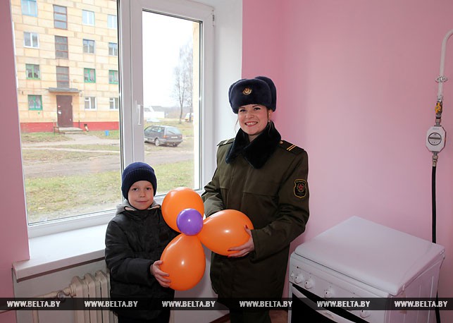 Анжелика Маркина с сыном Даниилом в новой квартире.