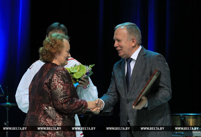 Заместитель премьер-министра Василий Жарко вручает почетную грамоту Тамаре Дерман