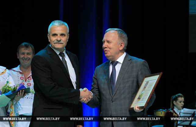 Заместитель премьер-министра Василий Жарко вручает почетную грамоту Виктору Гомонову