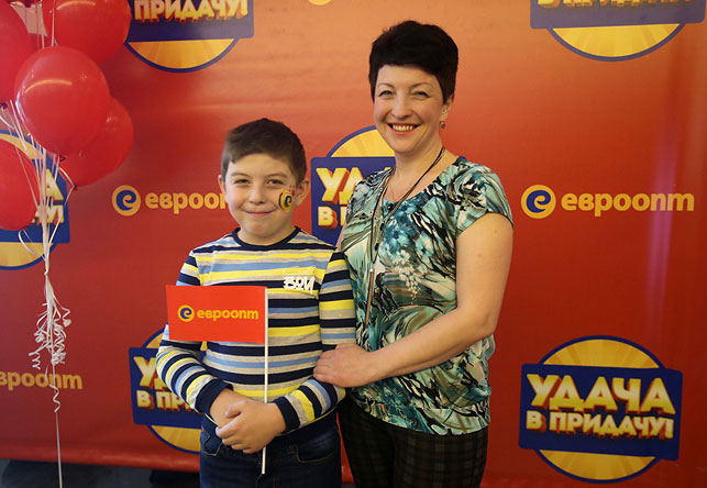 Татьяна Ковтун из Жодино с сыном Артемом: "Спасибо, что такая игра есть! Хочется поздравить всех с Новым годом, с Рождеством и пожелать удачи, чтобы все выигрывали такие призы!"