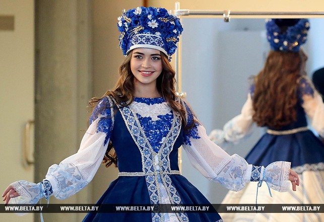 Мария Василевич демонстрирует национальный белорусский костюм (дизайнер Дарья Мугако)