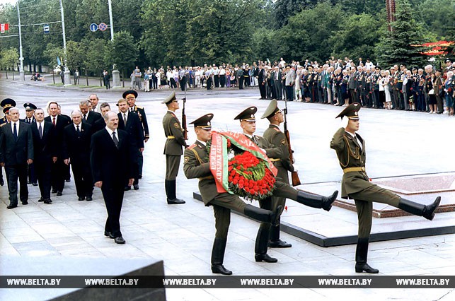 Торжественное возложение венков к обелиску на площади Победы в Минске в День Независимости, 2001 год