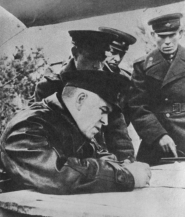 1945 год. Командующий 1-м Белорусским фронтом Маршал Советского Союза Г.К.Жуков на командном пункте на подступах к реке Одер