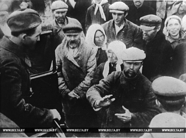 Старший политрук Г.Гильманов беседует с крестьянами села Дубовцы. Сентябрь 1939 года