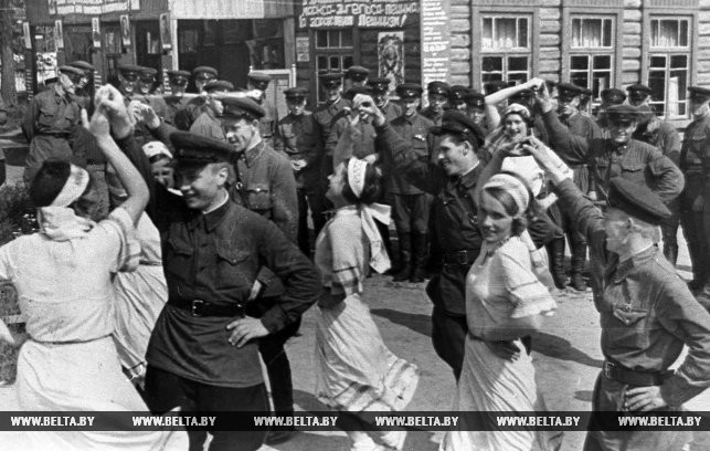 У избирательного участка погранотряда пограничники танцуют в день выборов в Верховный Совет СССР. Июнь 1938 года
