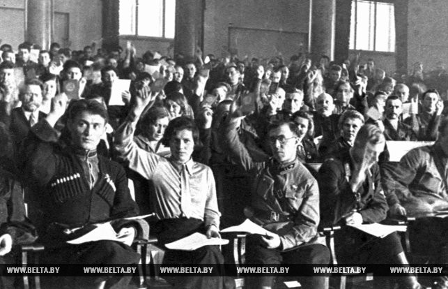 Делегаты 12-го Чрезвычайного Всебелорусского съезда Советов голосуют за окончательный текст Конституции БССР. Декабрь 1937 года