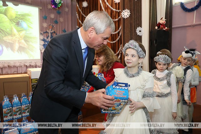 Владимир Андрейченко вручает новогодние подарки детям