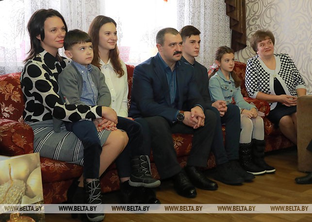 Виктор Лукашенко во время посещения детского дома семейного типа