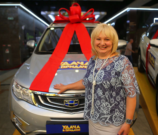 Третьего автовладельца определила главная победительница прошлого тура Зоя Рабко – фортуна улыбнулась Елене Дорониной из Минска