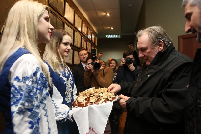 Жерара Депардье встречали на Минском заводе виноградных вин с хлебом и солью, приветствуя почетного гостя по-белорусски.