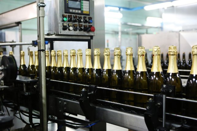 Каждый день тысячи новых бутылок шампанского отгружаются торговым предприятиям – перед Новым годом продукция минского завода виноградных вин пользуется особым спросом.