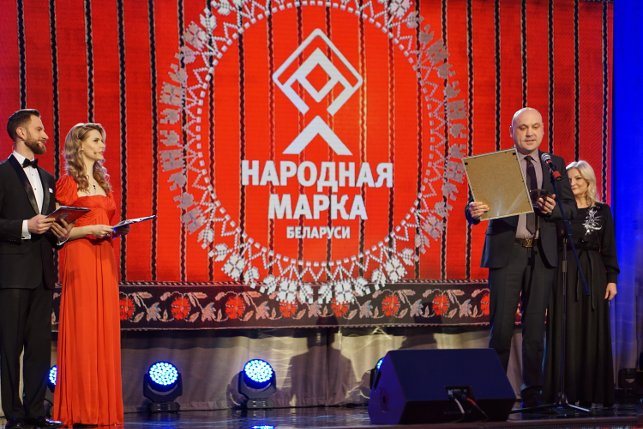 Диплом победителя – в руках руководителя Минского завода виноградных вин.
