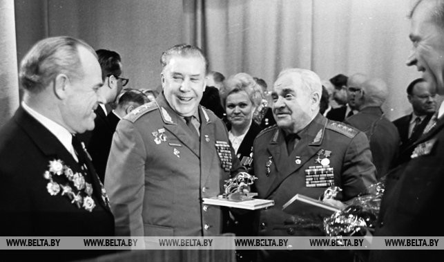 Маршал артиллерии К.П. Казаков (в центре) Герой Советского Союза генерал-полковник артиллерии Н.М. Хлебников беседуют с автозаводцами, 1973 г.