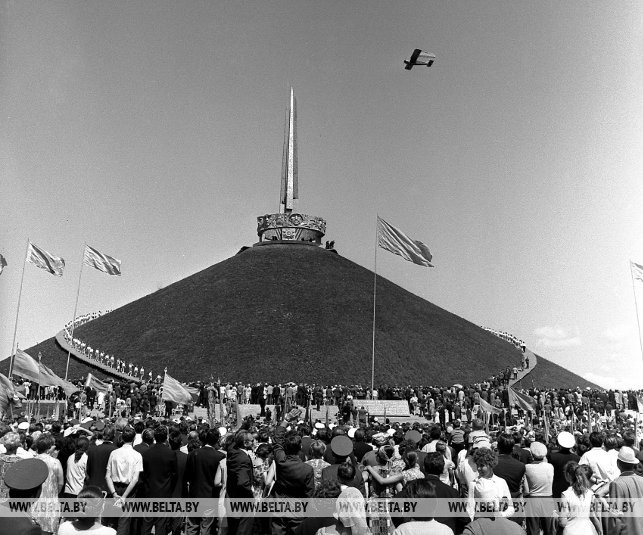 Во время открытия Кургана Славы, 1969 г.