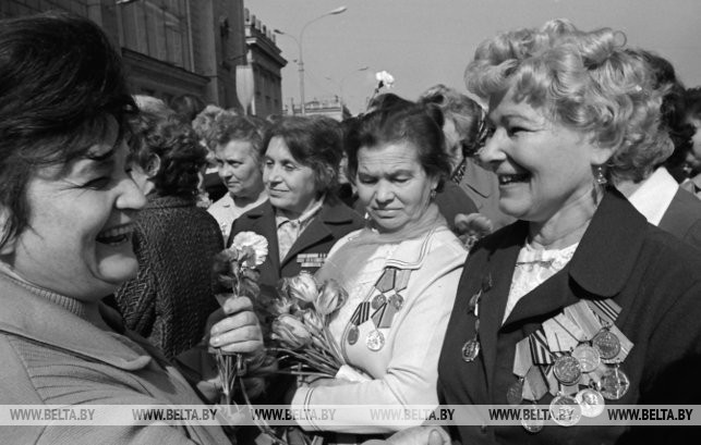 Встретились ветераны. Зинаида Васильевна Корж (слева на первом плане), 1977 г.