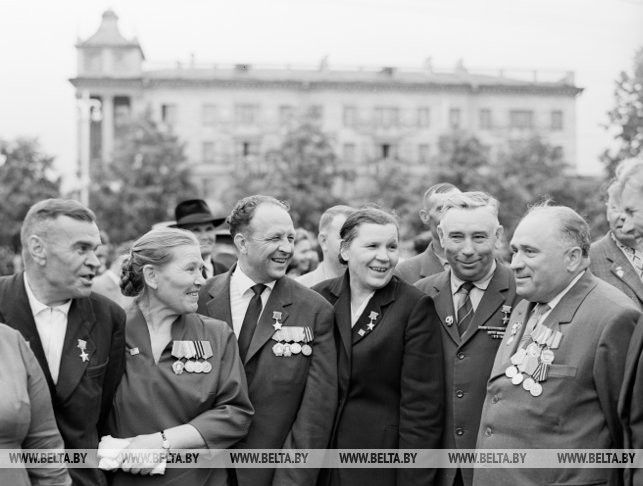 Группа известных белорусских партизан (слева направо) П.Т. Лопатин, А.Н. Захарова, Г.А. Токуев, М.Б. Осипова, И.К. Захаров, А.И. Шуба. 1964 г.