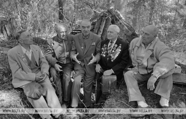 В лесу близ д. Якуты встретились накануне 50-летия Победы бывшие партизаны бригады имени Фрунзе, 1995 г.