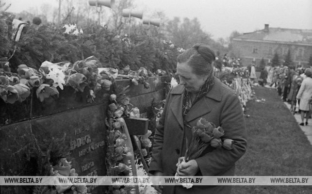 Жена погибшего в крепости лейтенанта А. Наганова А. Наганова-Морозюк принесла цветы к плитам мемориала, 1978 г.