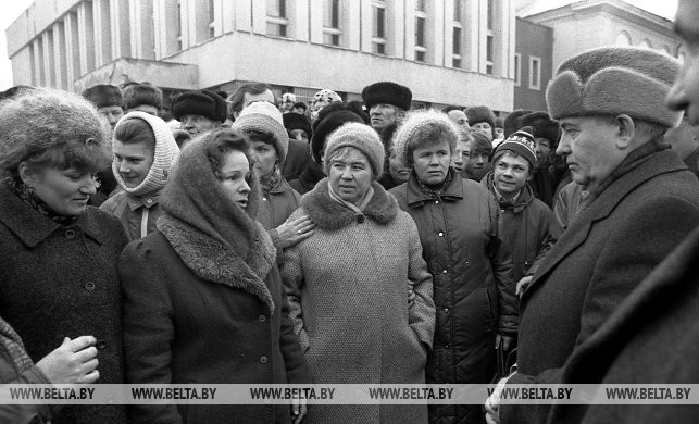 М.Горбачев беседует с жителями районного центра Ветка Гомельской области. Февраль 1991 года