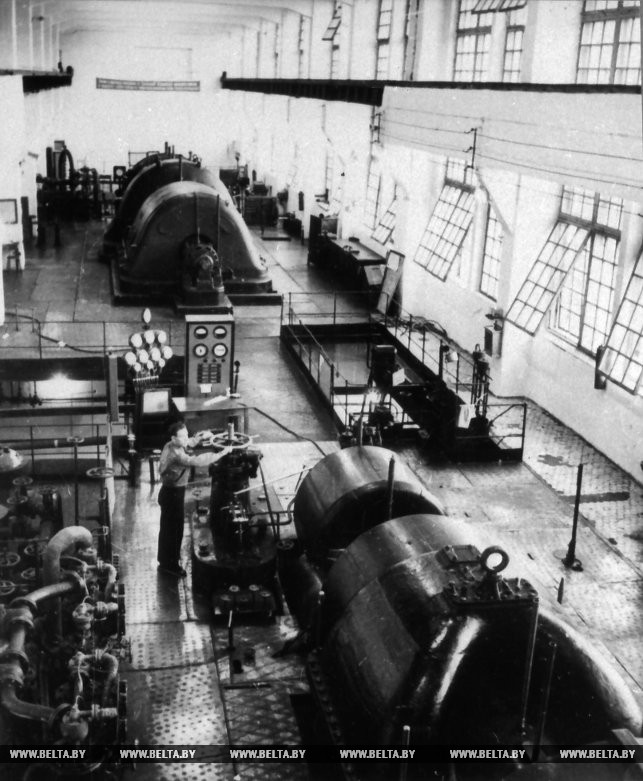 Общий вид турбинного зала Осиновской гидроэлектростанции (БелГРЭС). 1952 год