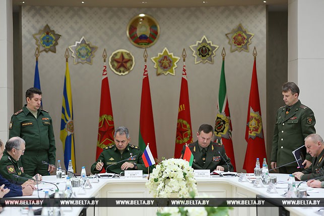 Сергей Шойгу и Андрей Равков во время подписания документов по итогам встреч