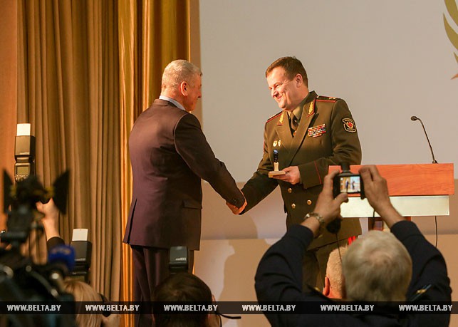 Министр обороны Андрей Равков поздравляет председателя общественного объединения Валерия Гайдукевича.