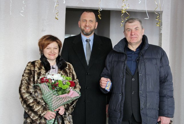 Ключи от столичной квартиры супругам во вторник вручил операционный директор торговой сети "Евроопт" Владлен Атрошкин.