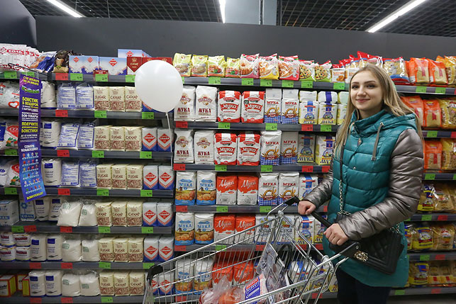 Студентка Вероника заглянула в "Евроопт" за покупками накануне своего дня рождения! "Супермаркет не хуже, чем в столице!"