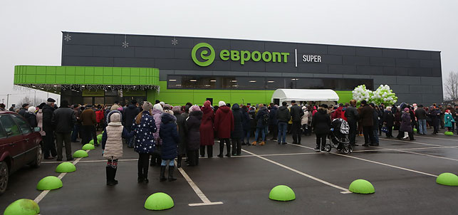 Жители Октябрьского и соседних населенных пунктов с нетерпением ждали открытия первого в районе супермаркета "Евроопт".
