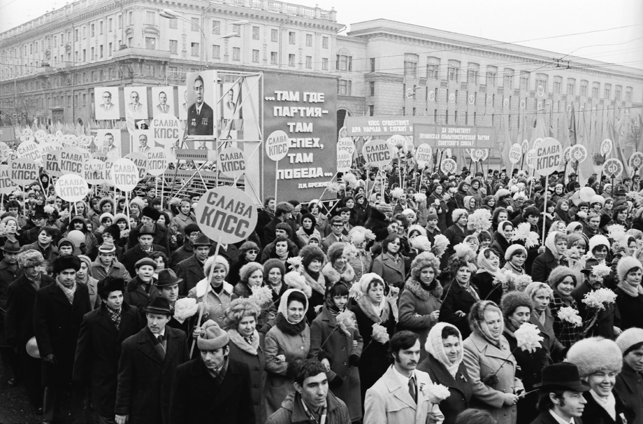 Октябрьская демонстрация советских трудящихся на Проспекте Ленина. Фото БЕЛТА