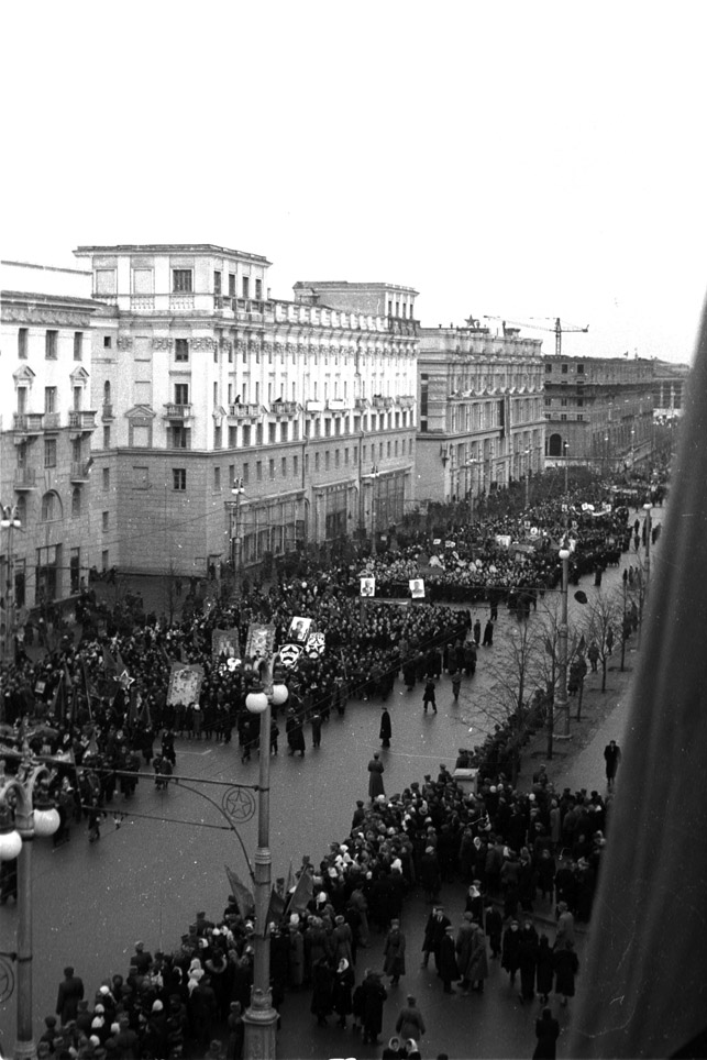 Демонстрация трудящихся на проспекте Сталина, на заднем плане строительство дома №23. Фото БЕЛТА