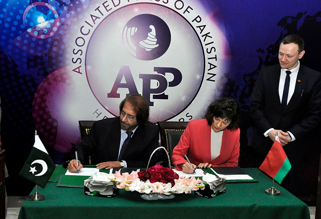 Директор информагентства Associated Press of Pakistan Мухаммад Камар Уллах и генеральный директор БЕЛТА Ирина Акулович во время подписания меморандума