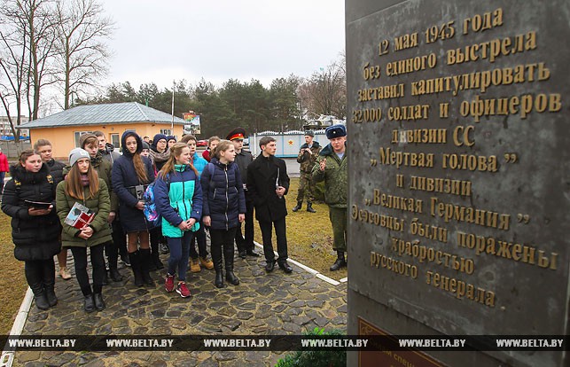 Офицеры 38-й бригады рассказывают молодежи об основателе ВДВ Василие Маргелове.