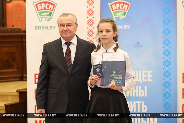 Председатель Конституционного Суда Республики Беларусь Петр Миклашевич вручил паспорт Екатерине Лойко.