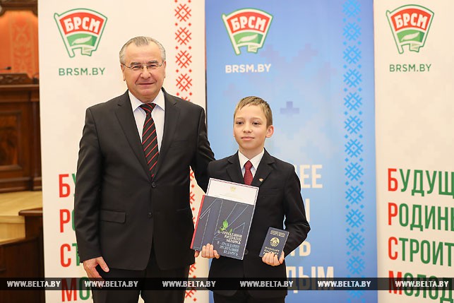 Председатель Конституционного Суда Республики Беларусь Петр Миклашевич вручил паспорт Максиму Лойко.