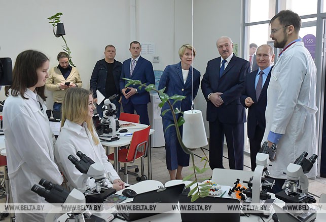 Александр Лукашенко и Владимир Путин во время посещения образовательного центра "Сириус" в Сочи