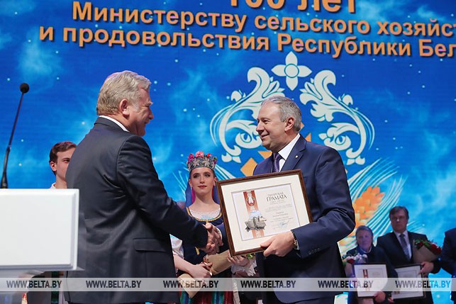 Сергей Румас вручает почетную грамоту Совета Министров Анатолию Гришуку