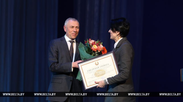 Валерий Мицкевич вручил почетную грамоту Виолетте Брезовской