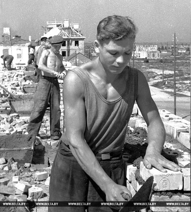 Бригадир бригады каменщиков П.Пиланта за работой на строительстве 24 квартирного дома. Брестская область, 1951 год