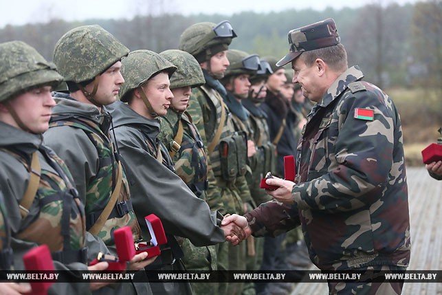 Министр обороны Республики Беларусь генерал-лейтенант Андрей Равков наградил военнослужащих, добившихся лучших результатом по итогам учебного года.