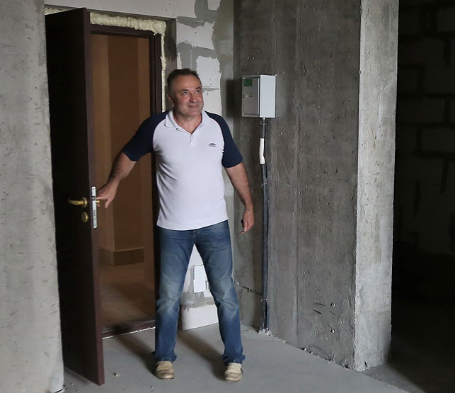 Николай Мисечко с интересом осматривается в своем новом жилье