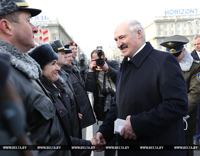 Александр Лукашенко с командирами парадных расчетов