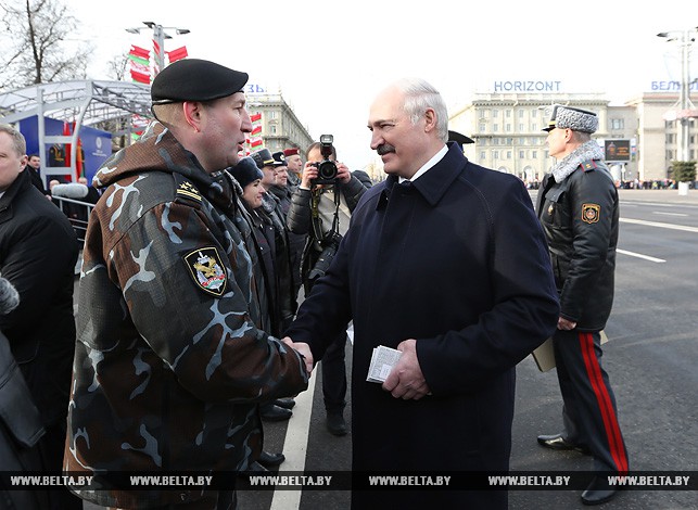 Александр Лукашенко с командирами парадных расчетов